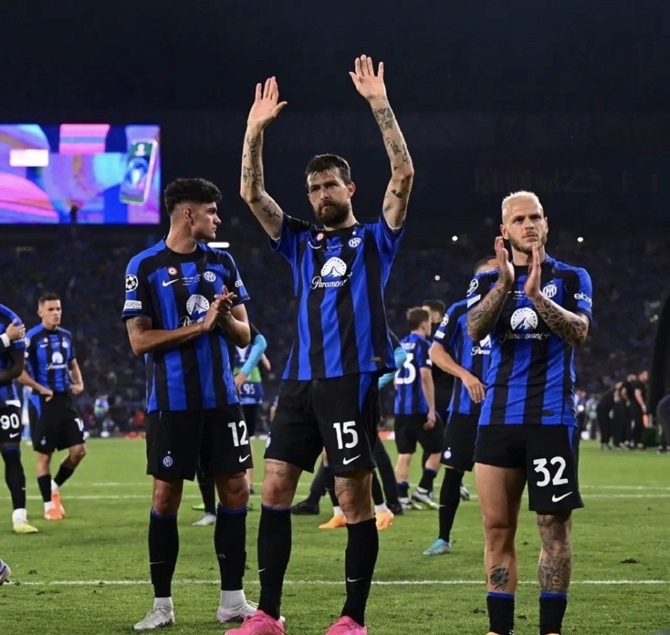 米兰-巴黎圣日耳曼内部会议纪要流出——关键时刻外线爆发，荷甲使命明确，更衣室氛围转暖-米兰