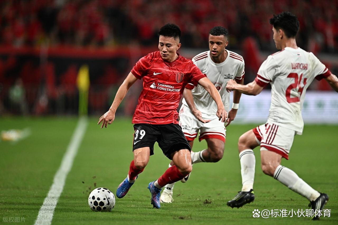 成都蓉城训练开放日，赛前手感冰凉引欢呼，全明星赛在即，临场指挥获称赞的简单介绍